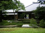 本堂の丸窓を望む.jpg